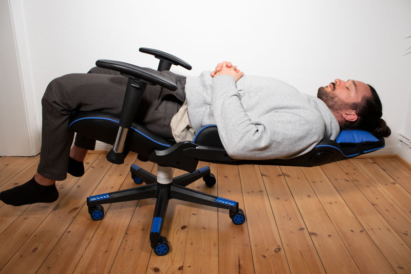 Die Rückenlehne eines PC Gamer Stuhls muss auch für ein kleines Nickerchen herhalten können